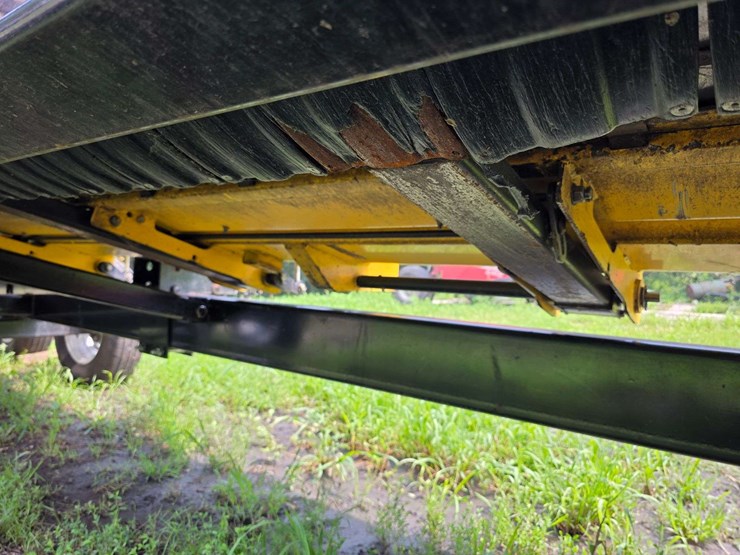 2011-new-holland-35-image-22