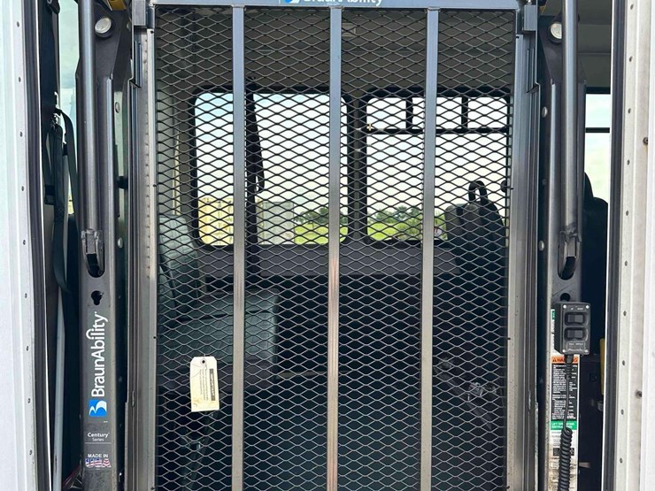 2017-ford-e450-image-13