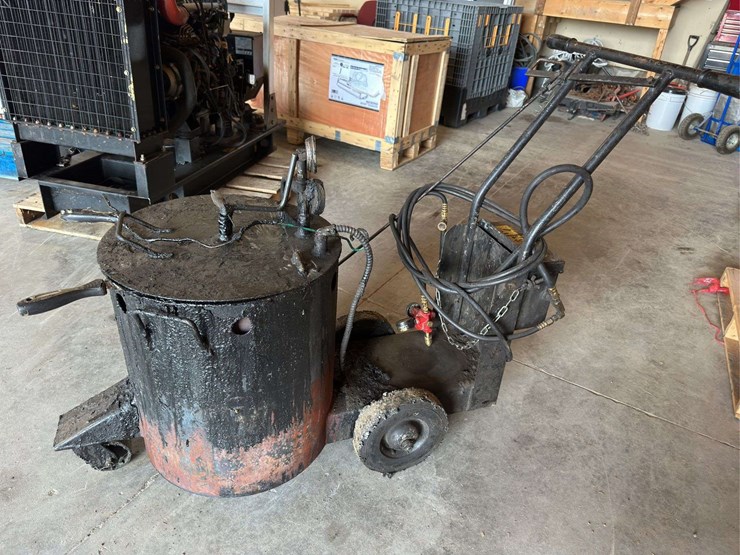 marathon-rubber-machine-for-filling-cracks-in-asphalt-image-1