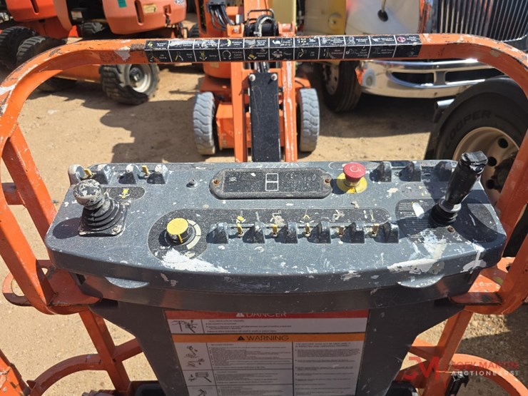 2012-jlg-e300ajp-image-18