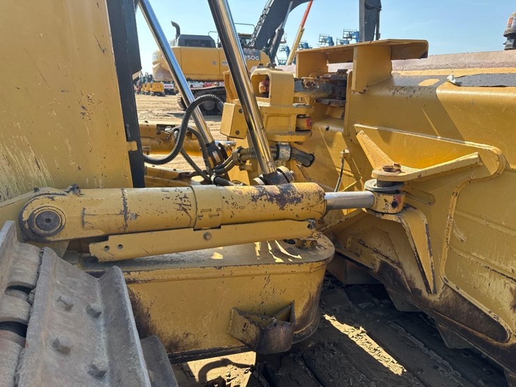 caterpillar-d6t-xl-image-22