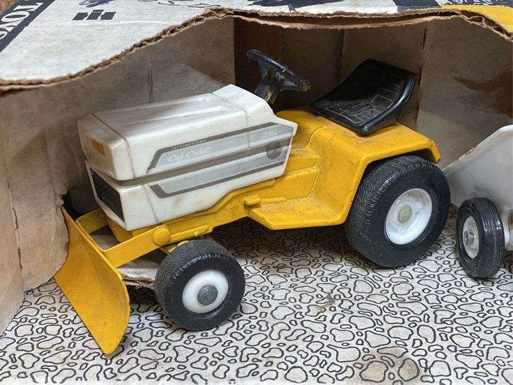 1/16-ih-cub-cadet-1650-l&g-set-nib-ertl-image-2