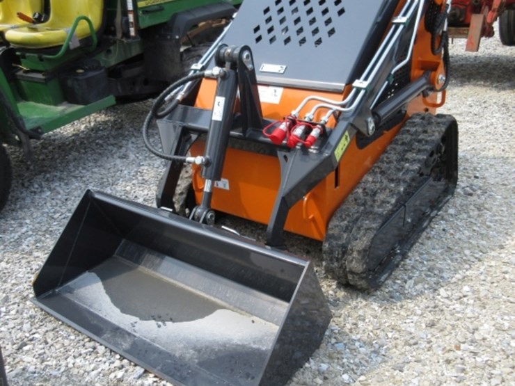 land-hero-mini-skid-steer-image-1