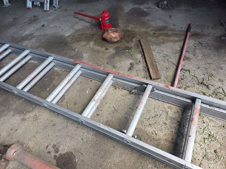 approx-32’-aluminum-step-ladder-image-4