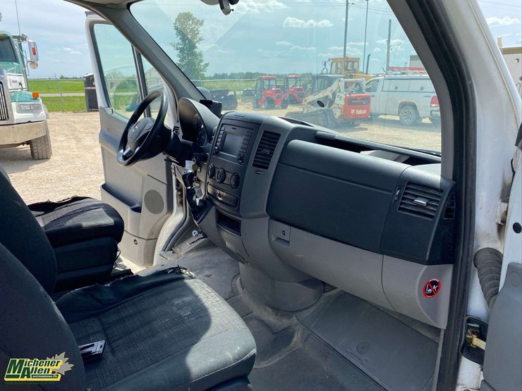 2016-mercedes-benz-sprinter-2500-image-35