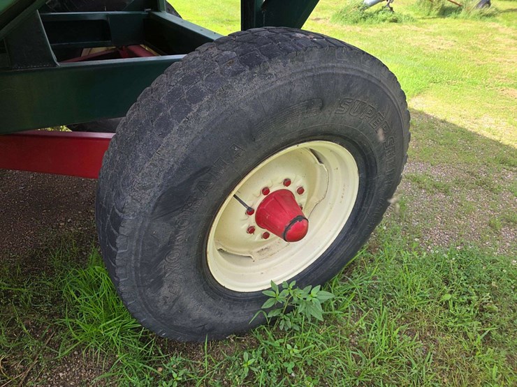 dakon-gravity-box-on-dakon-model-1212-running-gear,-extendable-hitch,-10.00-20-tires-on-8-bolt-rims,-image-10