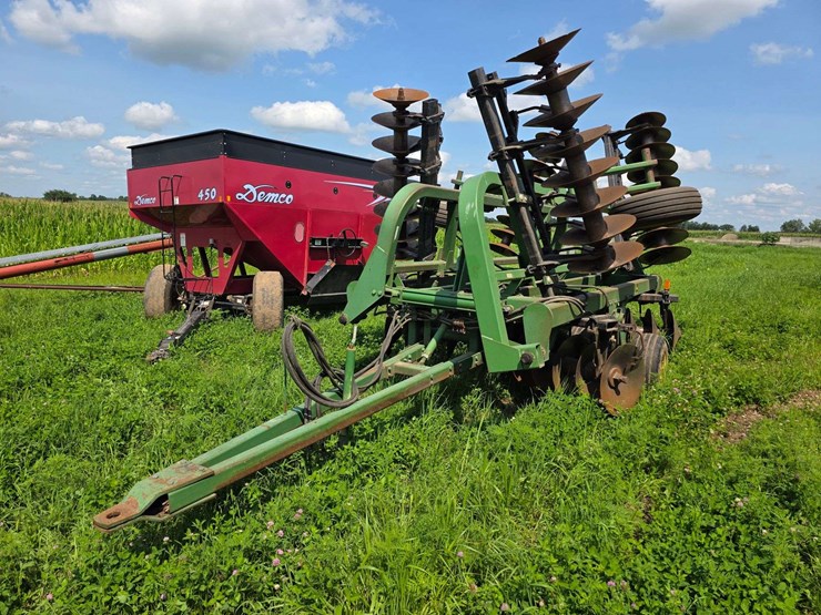 john-deere-335-image-2