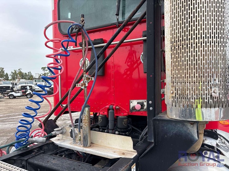 2009-peterbilt-384-image-28