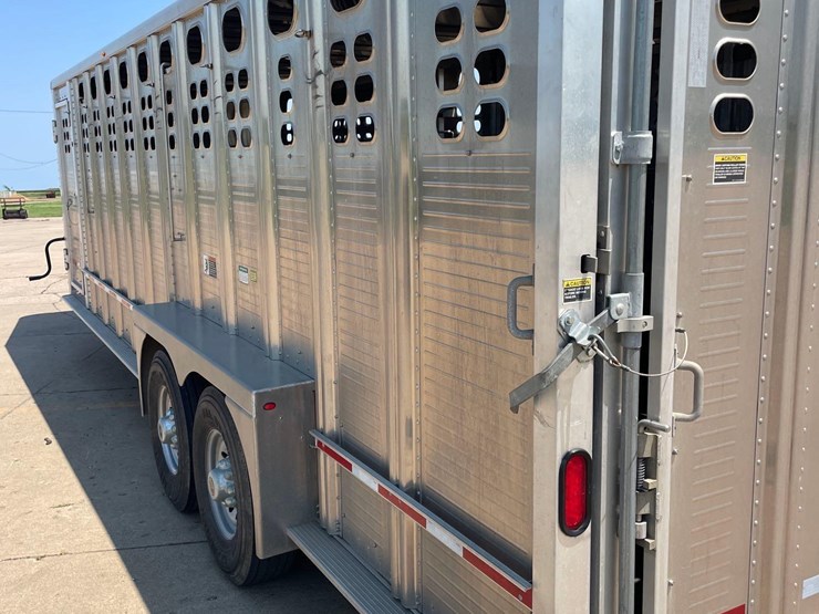 2014-wilson-livestock-trailer-image-24