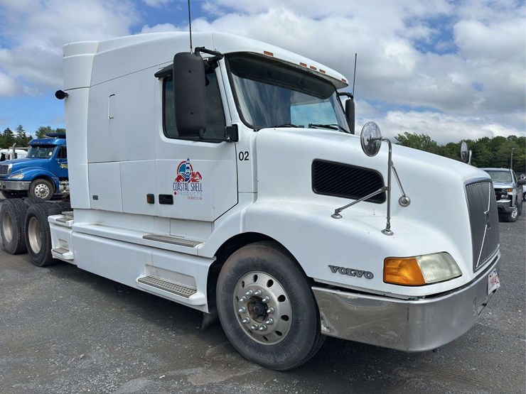 2002-volvo-vnl-t/a-truck-tractor-with-single-bunk-image-2
