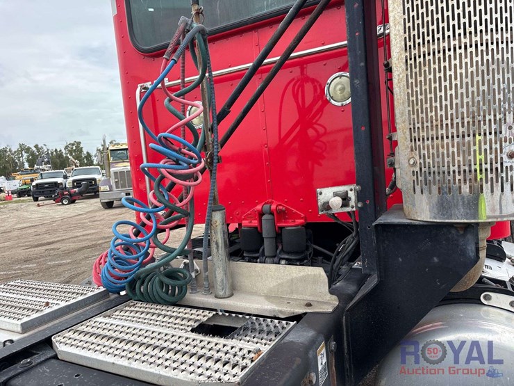 2009-peterbilt-384-image-28
