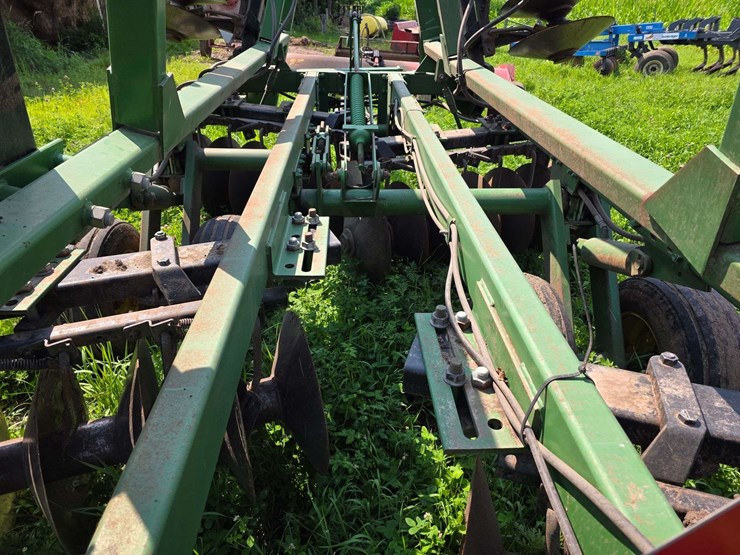 john-deere-335-image-17