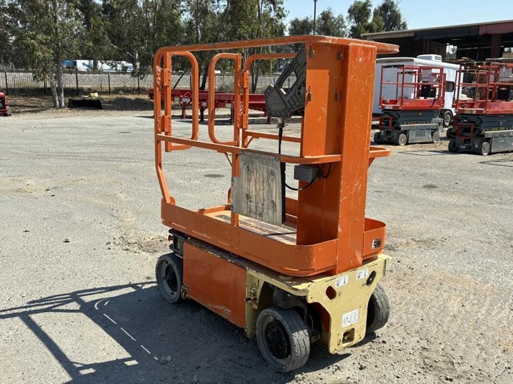 2010-jlg-1230es-image-2