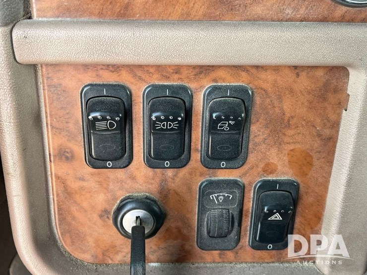 2008-peterbilt-384-image-57