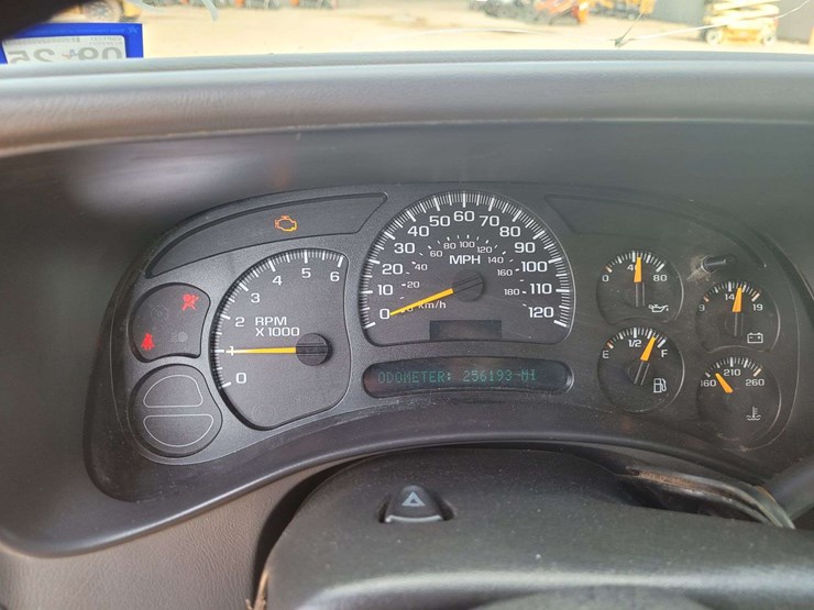 2004-chevrolet-tahoe-image-13