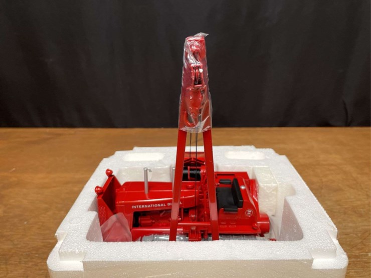 1/25-ih-td24-crawler-w/superier-pipe-layer-nib-sc-image-3