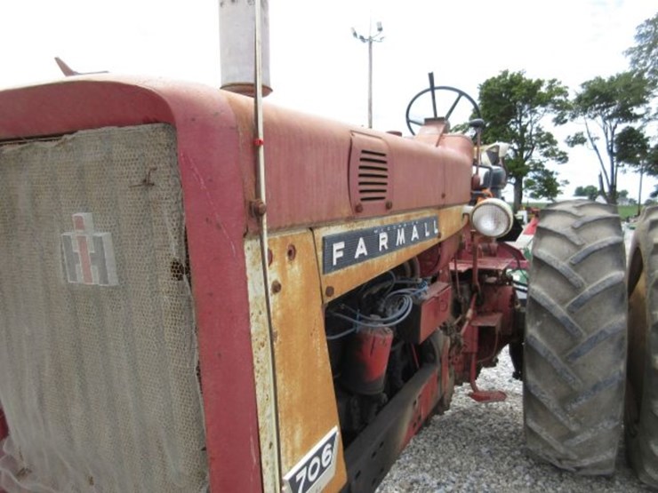 ih-farmall-706-tractor-image-13