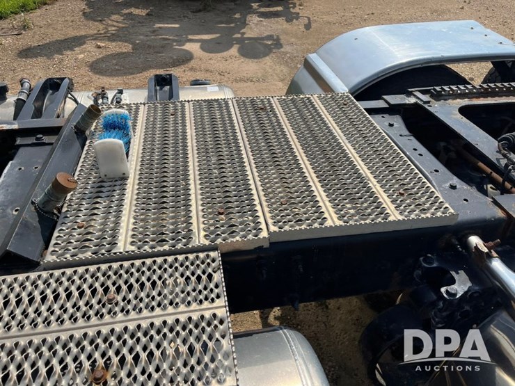 2008-peterbilt-384-image-46