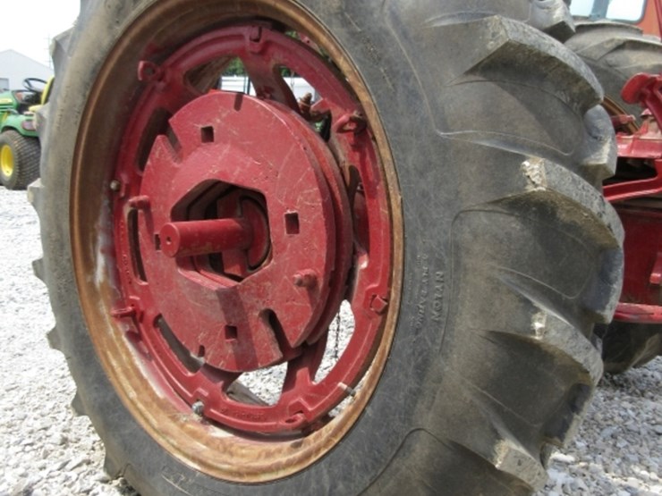 ih-farmall-504-tractor-image-10