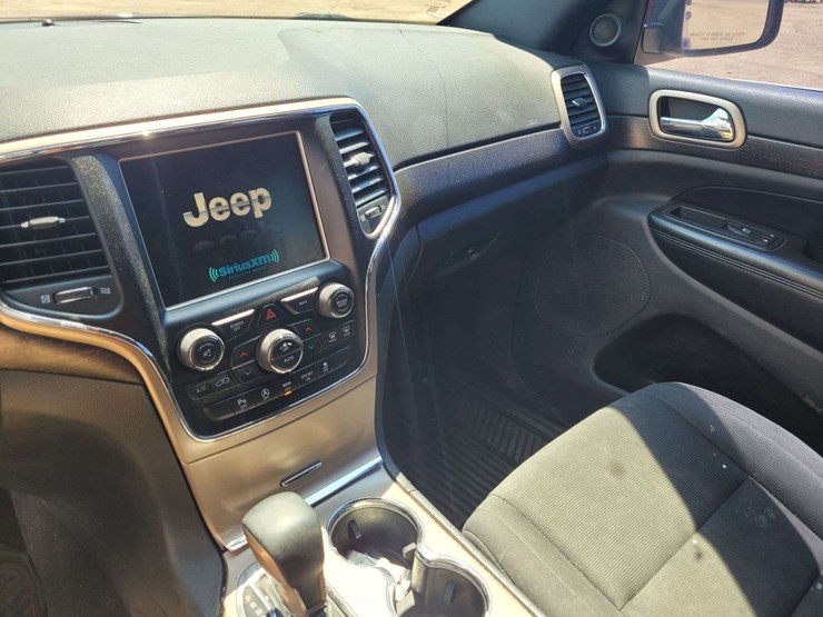 2016-jeep-grand-cherokee-laredo-image-10
