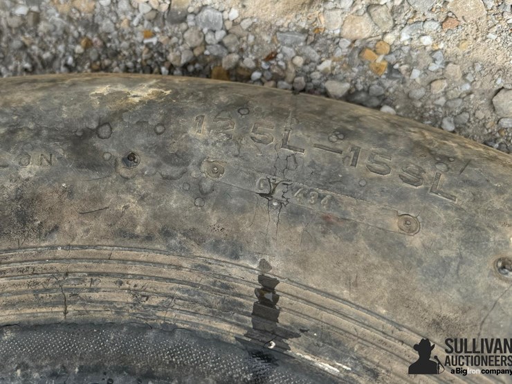 12.5l-15-implement-tires-image-12