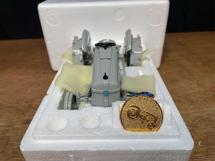 1/16-ford-2n-precision-nib-ertl-image-4