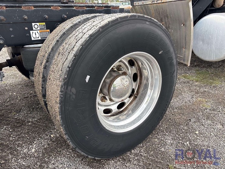 2009-peterbilt-384-image-43