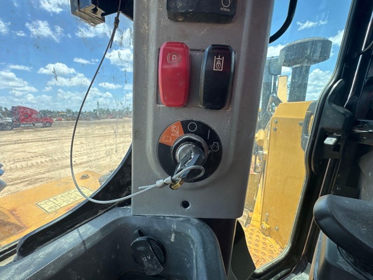 2019-caterpillar-d6-image-33