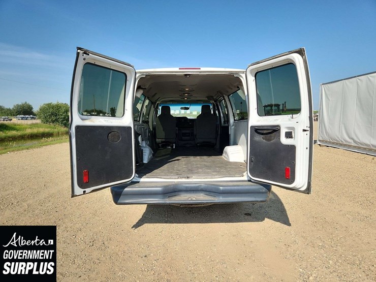 2014-ford-cargo-image-24