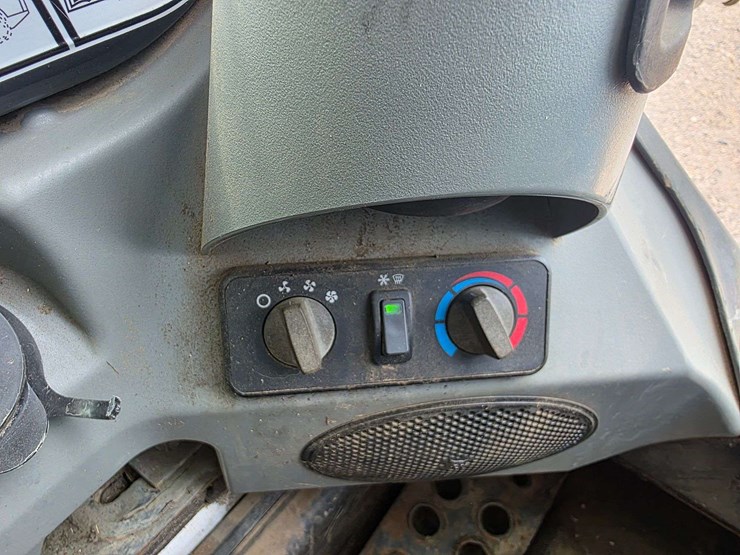 2013-bobcat-t750-image-39