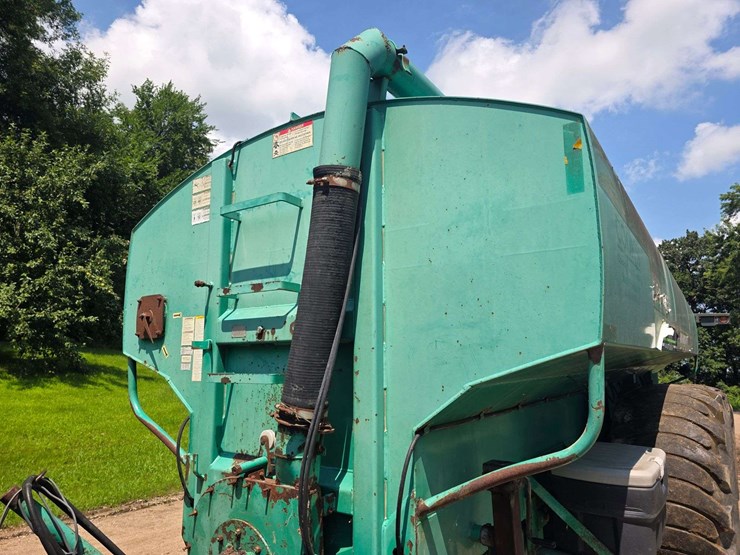 houle-7300-gallon-manure-tank,-3-axle,-front-and-back-axles-steer,-725/65-26-tires,-was-used-in-spri-image-5