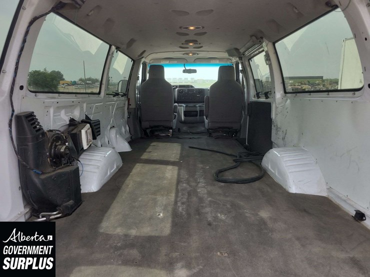 2014-ford-cargo-image-26