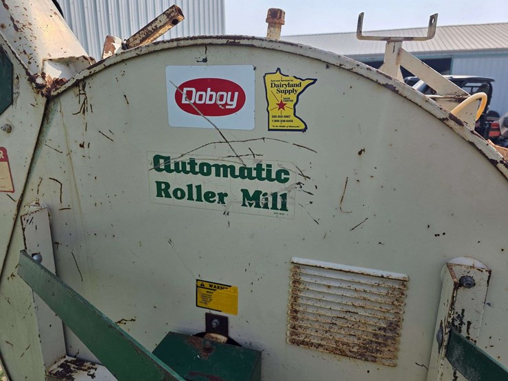 automatic-silage-blower,-set-up-for-high-moisture-corn,-set-up-with-automatic-roller-mill-image-21