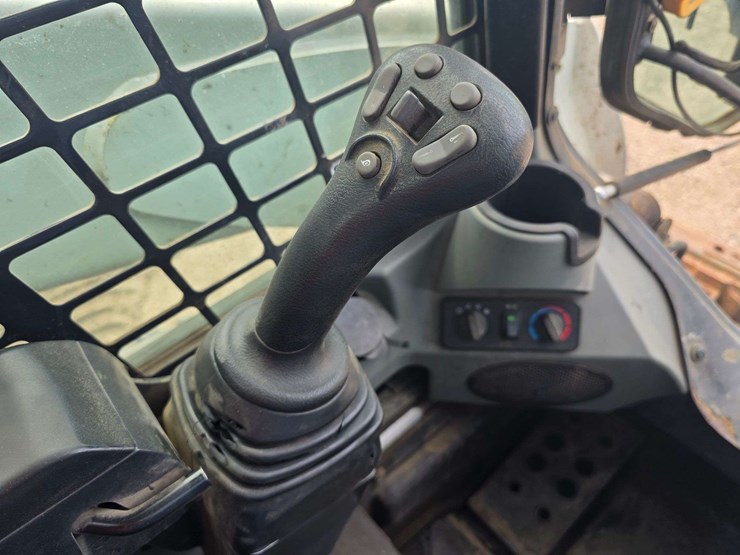 2013-bobcat-t750-image-38