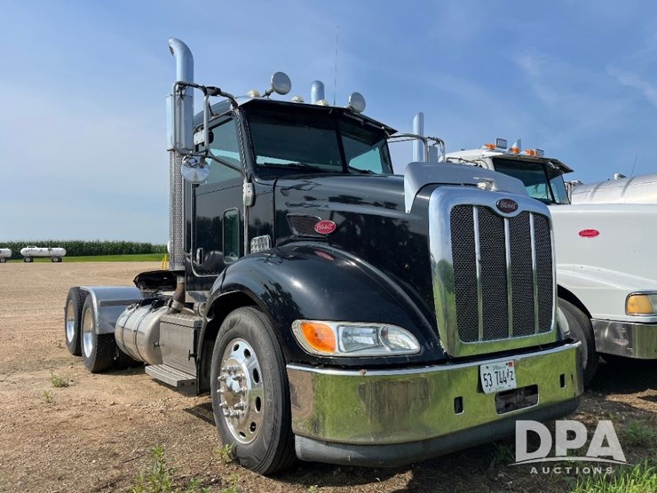 2008-peterbilt-384-image-3