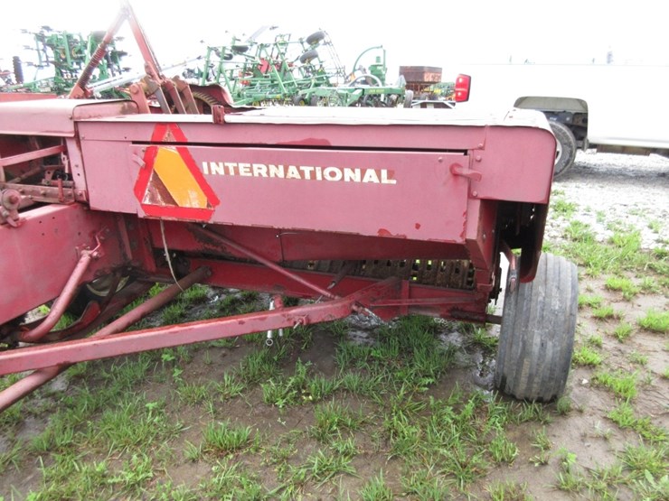 ih-445-square-baler-image-5
