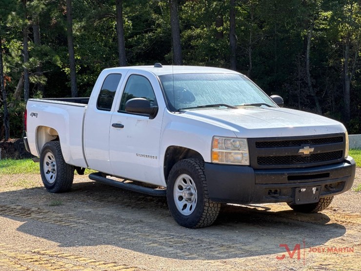 2009-cheverolet-silverado-pickup-truck-image-1