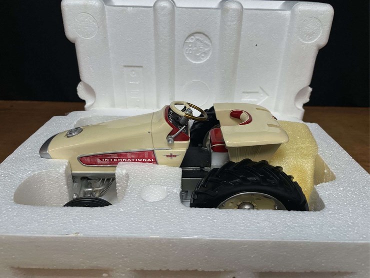 1/16-ih-ht-341-turbine-tractor-nib-sc-image-2