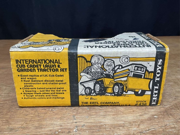 1/16-ih-cub-cadet-1650-l&g-set-nib-ertl-image-6
