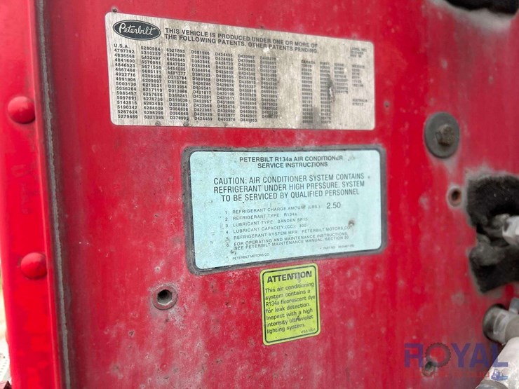 2009-peterbilt-384-image-18