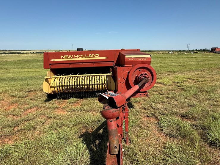 new-holland-326-image-4