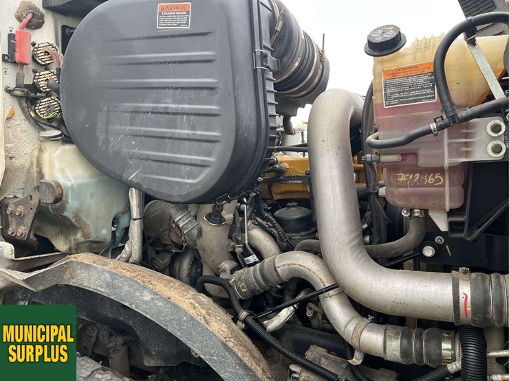 2014-caterpillar-ct660-image-14