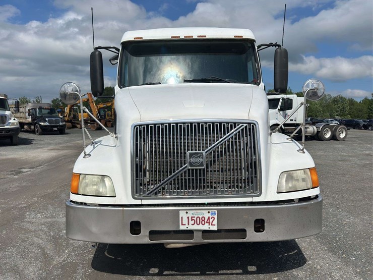 2002-volvo-vnl-t/a-truck-tractor-with-single-bunk-image-7