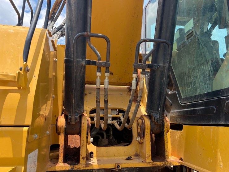 2022-caterpillar-335-image-27