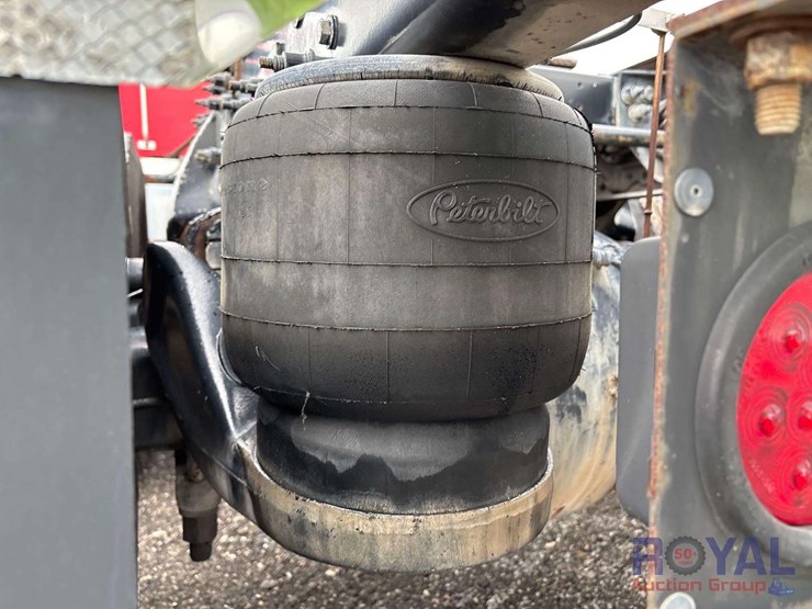 2009-peterbilt-384-image-36