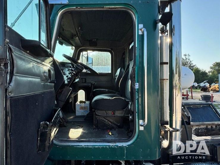 1993-peterbilt-377-image-85