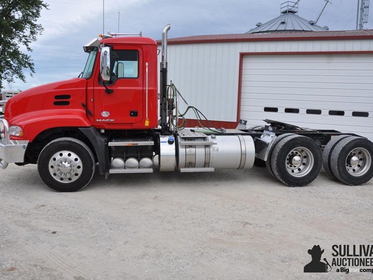2016-mack-pinnacle-cxu613-t/a-day-cab-truck-tractor-image-8
