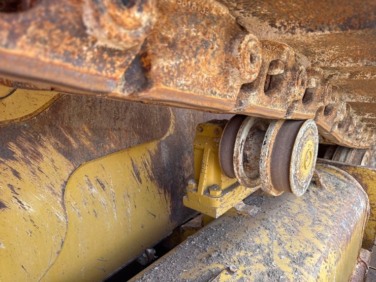 2019-caterpillar-d6-image-16