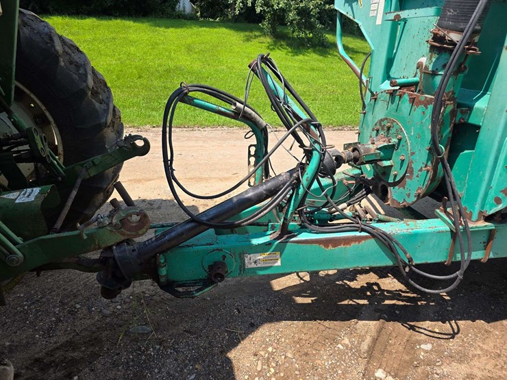 houle-7300-gallon-manure-tank,-3-axle,-front-and-back-axles-steer,-725/65-26-tires,-was-used-in-spri-image-3