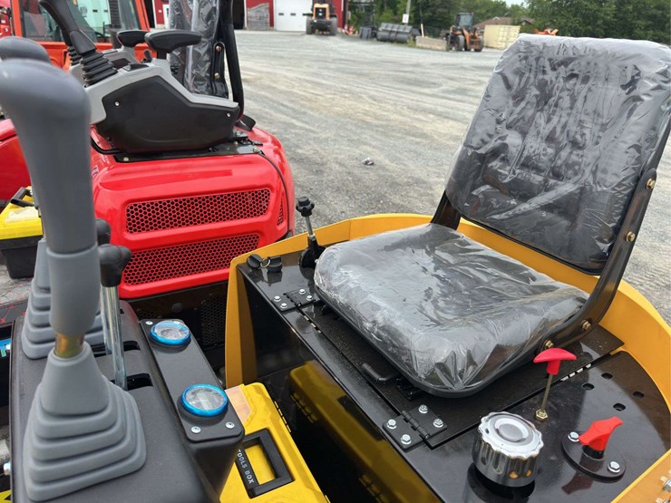 2025-landhero-ldh-kv16-hydraulic-mini-excavator--comes-with-roof,-not-attached-image-7